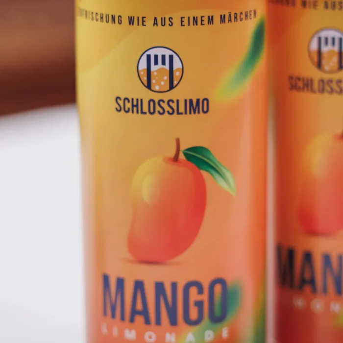 Nahaufnahme der Dose Schlosslimo Mango mit Mango-Illustration.